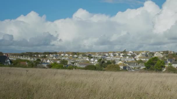 Кінематографічне Панорамування Зняло Гігантські Хмари Над Маленьким Острівним Містечком Портленді — стокове відео