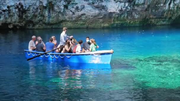 Barqueiro Turistas Barco Vestindo Máscara Touring Belo Lago Melissani Caverna — Vídeo de Stock