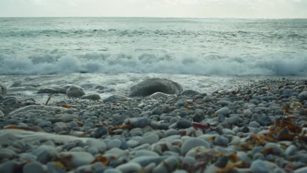 Scenario Cinematografico Rallentatore Onde Che Colpiscono Rocce Una Spiaggia Ciottoli — Video Stock
