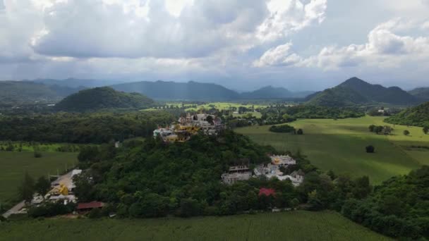 Closer Footage Reversing Gorgeous Buddhist Temple Revealing Fantastic Landscape Sky — Stock Video