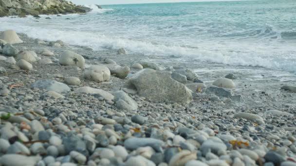 ビーチで岩を打つ波の4Kスローモーション映画のショット チャーチ ポートランド ドーセット イギリス 晴れた日に — ストック動画