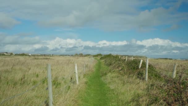 Paisaje Plano Sendero Entre Campos Isla Portland Dorset Inglaterra Hermoso — Vídeos de Stock