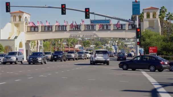 Verkehr Unter Der Überführung Dana Point Kalifornien Auf Halbem Weg — Stockvideo