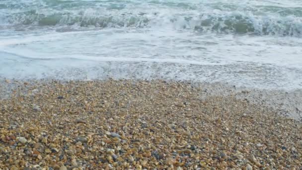 Filmagem Cinematográfica Câmera Lenta Ondas Atingindo Rochas Uma Praia Seixos — Vídeo de Stock