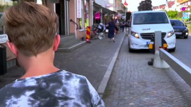 Moeder Zoon Wandelen Een Pier Grnna Zweden Filmen 60Fps Met — Stockvideo