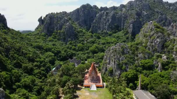 Kireçtaşı Dağları Ormanın Ortasındaki Budist Tapınağına Doğru Yüksek Irtifada Çekilmiş — Stok video
