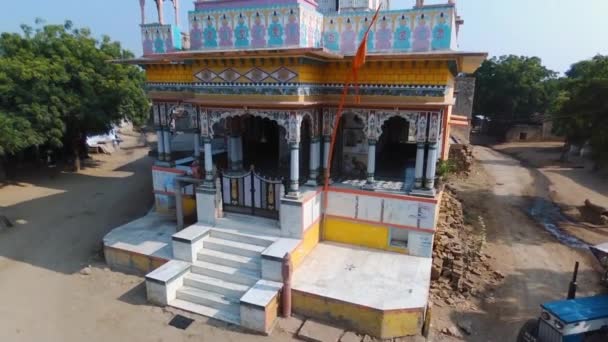 インド ラジャスタン州のKera Kiranの農村部のインドの村のヒンドゥー寺院の空中台座 — ストック動画