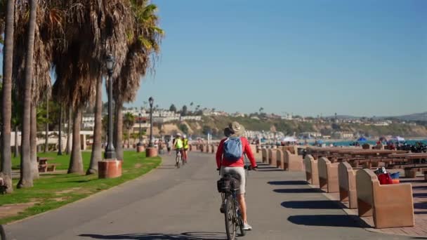 Люди Їздять Велосипедах Доріжці Doheny Beach Дана Пойнт Каліфорнія Прискорений — стокове відео