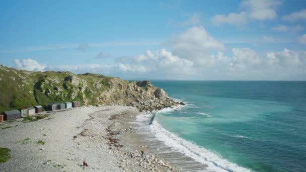 在一个阳光明媚的日子里 在英格兰多塞特的波特兰岛上拍摄的海滩和教堂谷悬崖全景 — 图库视频影像