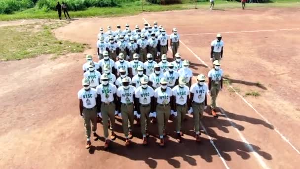 国立青少年サービス軍団の恒久的なオリエンテーションキャンプ形成に行進で統一された若者 航空ビュー — ストック動画