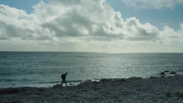 Zeitlupenpanorama Eines Mannes Der Einem Sonnigen Tag Felsigen Strand Von — Stockvideo