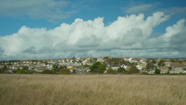 4Kシネマティックな風景小さな島の町 ポートランド ドーセット イギリス 晴れた日にホバリング巨大な雲のスローモーションショット — ストック動画