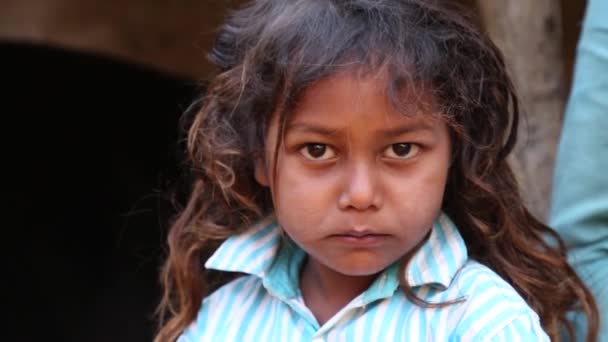 Portrait Main Une Enfant Indienne Malheureuse Village Rural Regardant Caméra — Video