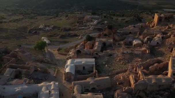 Drone Schot Vliegen Laag Boven Het Oude Dorp Met Zijn — Stockvideo