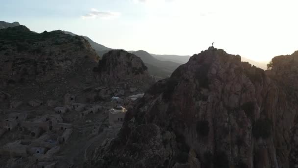 Drone Volando Rápido Sobre Pico Junto Antigua Aldea Con Una — Vídeo de stock