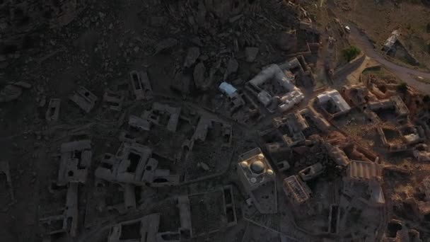Dron Díval Dolů Starobylou Vesnici Troskami Nakláněl Odhaloval Vrcholky Hor — Stock video
