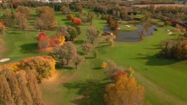 Luftaufnahme Des Malerischen Golfplatzes Mit Teichen Und Grünem Gras Herbst — Stockvideo