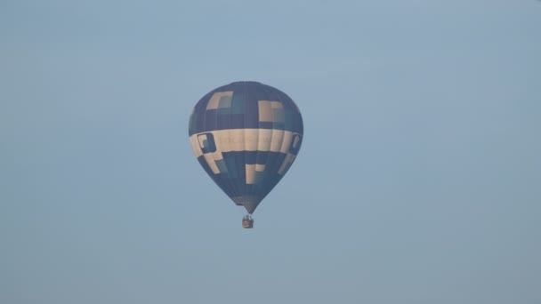 Warme Lucht Ballon Blauwe Lucht Vliegen Reizen Vakantie Concept Vervoer — Stockvideo