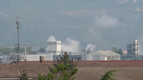Przemysłowe Zanieczyszczenie Fabryki Dym Chemiczny Komina Toksyczna Para Gazowa Mieście — Wideo stockowe