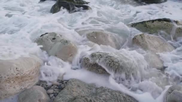 4K慢镜头 拍到海浪拍到海滩上的岩石 位于英格兰波特兰多塞特的Church Ope — 图库视频影像