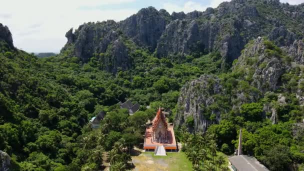 Budist Tapınağının Yüksek Irtifasından Çevresindeki Muhteşem Kireçtaşı Dağlarından Sabit Görüntüler — Stok video
