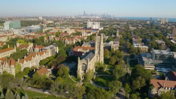 Drone Orbits University Chicago Campus City Skyline Background — стокове відео