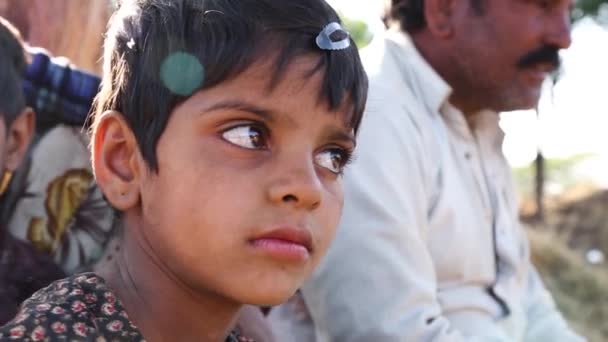 Kämmentietokoneen Muotokuva Intialaisesta Perheestä Jossa Lapsia Rajasthanin Maaseutukylästä Joka Poseeraa — kuvapankkivideo