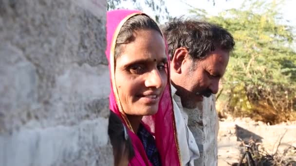 Belo Retrato Portátil Casal Indiano Sorridente Aldeia Rural Relaxante Dia — Vídeo de Stock