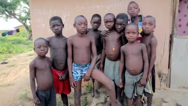 Shirtless Barn Landsbygden Nigeria Västafrika Utgör För Kameran — Stockvideo