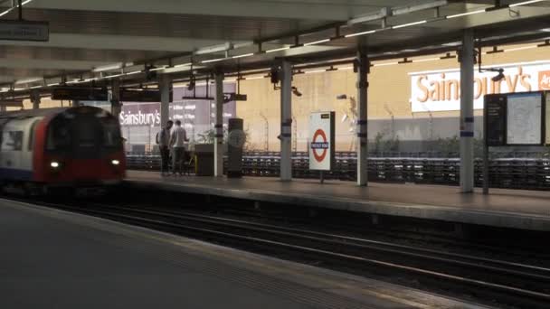 Tren Línea Jubilee Hacia Sur Que Llega Plataforma Estación Finchley — Vídeos de Stock