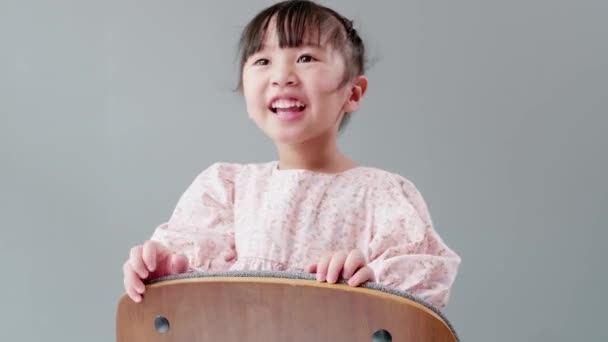 Menina Asiática Bonito Vestido Gosta Jogar Peek Boo Uma Cadeira — Vídeo de Stock