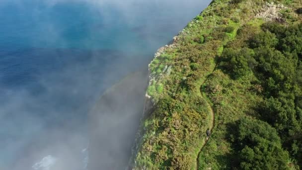 Drone Sparato Andando Verso Alto Giovane Forma Forte Uomo Escursionismo — Video Stock