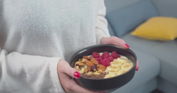 Ung Kvinna Äter Cornflakes Med Mjölk Och Nötter För Hälsosam — Stockvideo