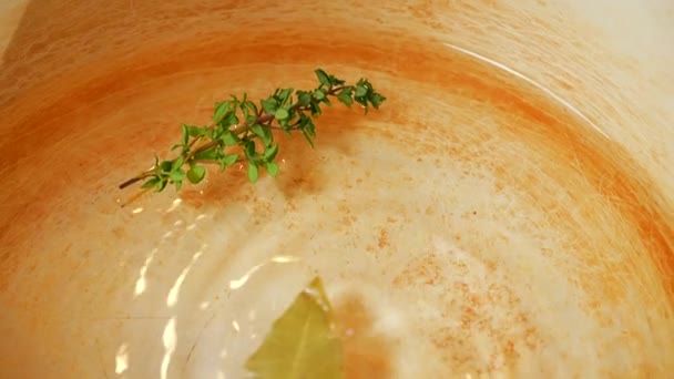 用迷迭香和月桂叶调味水煮米 慢动作地将月桂叶倒入一壶水 — 图库视频影像