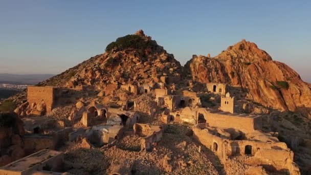 Lent Drone Tournant Autour Ancien Village Tunisie Lors Coucher Soleil — Video