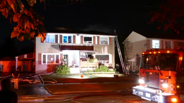 Equipe Combate Incêndios Frequentam Casas Residenciais Duplex Danificadas Pelo Fogo — Vídeo de Stock