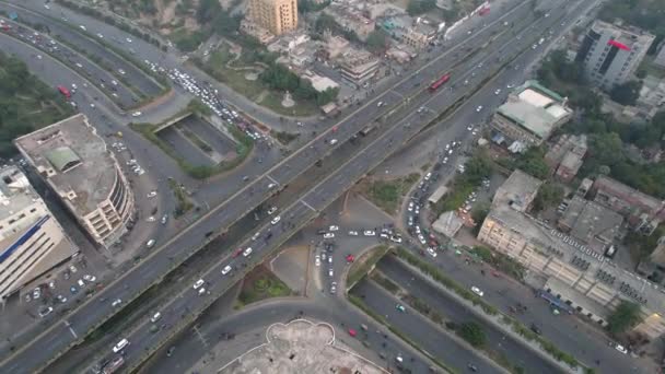 パキスタンの混雑した道路インフラの空中ショットラッシュアワーでの車の交通 — ストック動画