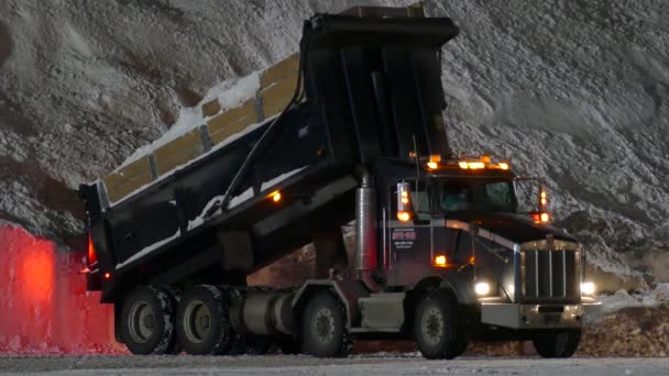 加拿大蒙特利尔的雪堆正忙于卸货的垃圾车协助清除雪堆 — 图库视频影像