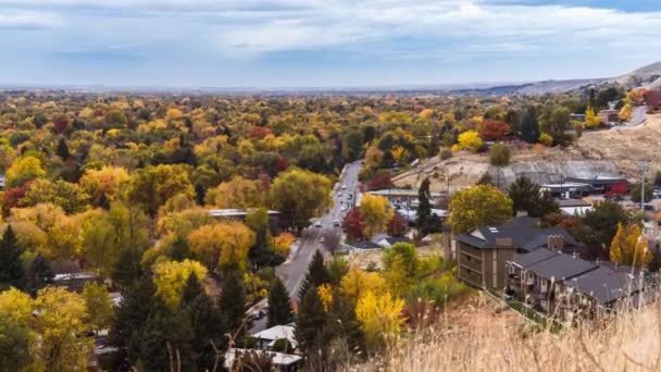 キャメルバック公園からの4Kタイムラプス動画 秋の紅葉と交通のボイシアイダホ州 — ストック動画