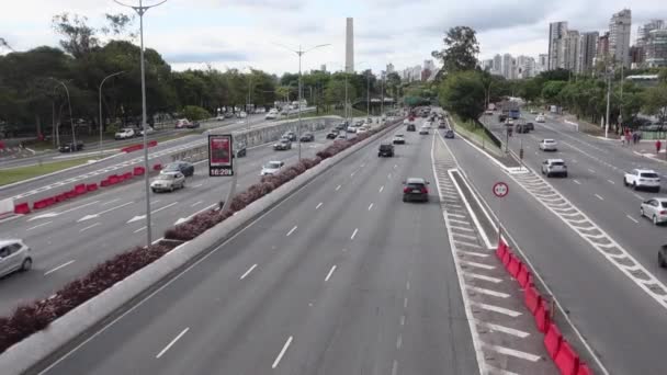 Upptagen Trafik Maio Avenue Sao Paulo Brasilien Stadsbild Och Obelisk — Stockvideo