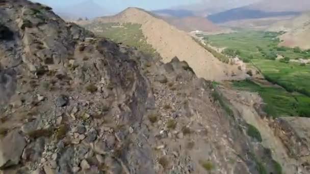 Aerial Drone Widok Skalistą Górę Ujawniając Bujną Zieloną Naturę Oazy — Wideo stockowe
