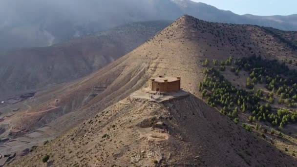 Luchtfoto Van Een Groep Mensen Die Een Fort Een Heuveltop — Stockvideo