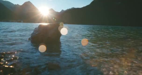 Calma Increspature Acqua Spruzzi Attraverso Singola Roccia Nel Lago Achensee — Video Stock