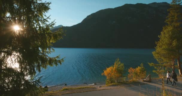 Paar Hält Händchen Wanderweg Der Nähe Malerischen Blick Auf Die — Stockvideo