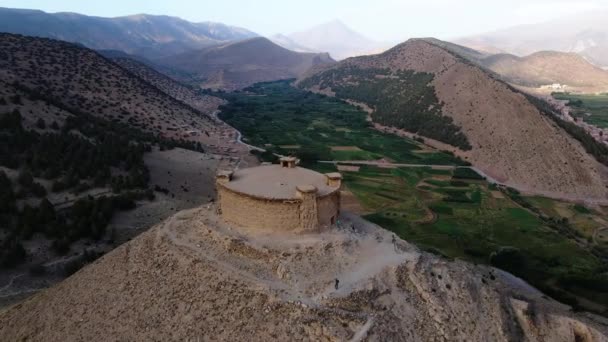 Vista Aérea Torno Uma Pessoa Cima Uma Fortificação Marrocos Órbita — Vídeo de Stock