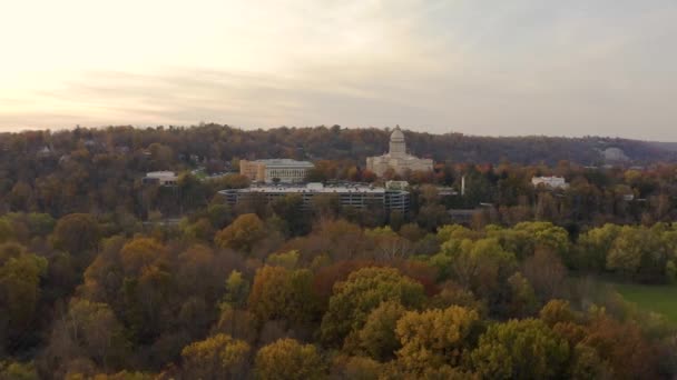 Kentucky Eyalet Başkent Binası Nın Günbatımında Dramatik Gölgeler Turuncu Gökyüzü — Stok video