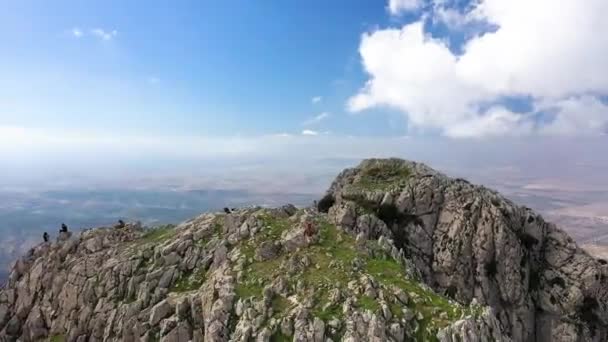 黒の地元の男の空中ショットを高速でZaghouan山のピークを実行している 岩と岩の間をサンダルだけで駆け抜けながら コントラストとカラフルな景色 — ストック動画