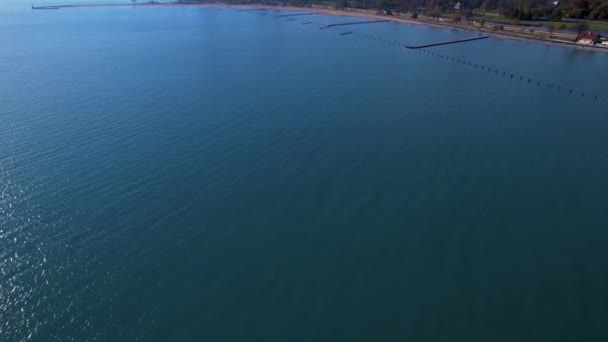 Cielo Azul Agua Chicago Skyline Drone Filmación — Vídeo de stock