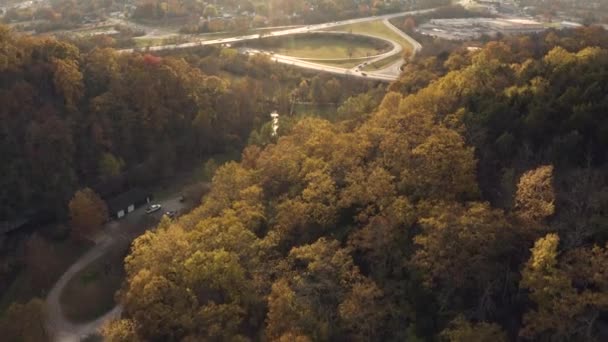 Disparo Saliendo Parque Local Con Vistas Pequeño Paisaje Urbano Con — Vídeos de Stock