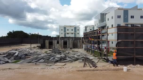 Drone Avanzando Zona Construcción Residencial Con Estructuras Base Edificios Residenciales — Vídeo de stock